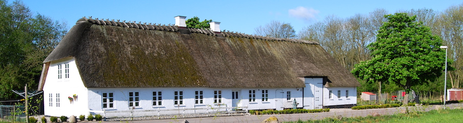 Foto af det stråtægte hovedhuset fra 1777